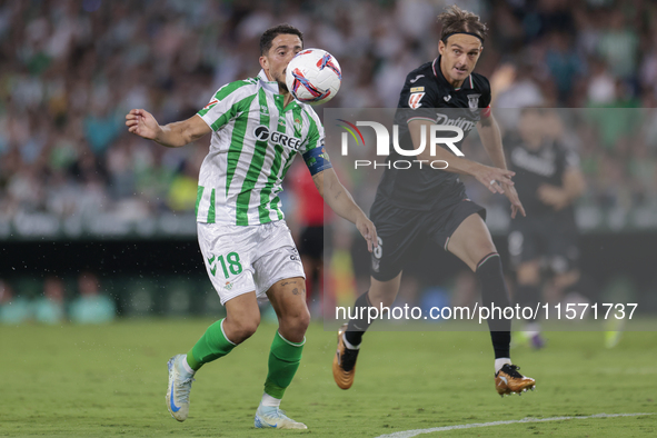 Pablo Fornals of Real Betis controls the ball during the La Liga EA Sports match between Real Betis and CD Leganes at Benito Villamarin in S...