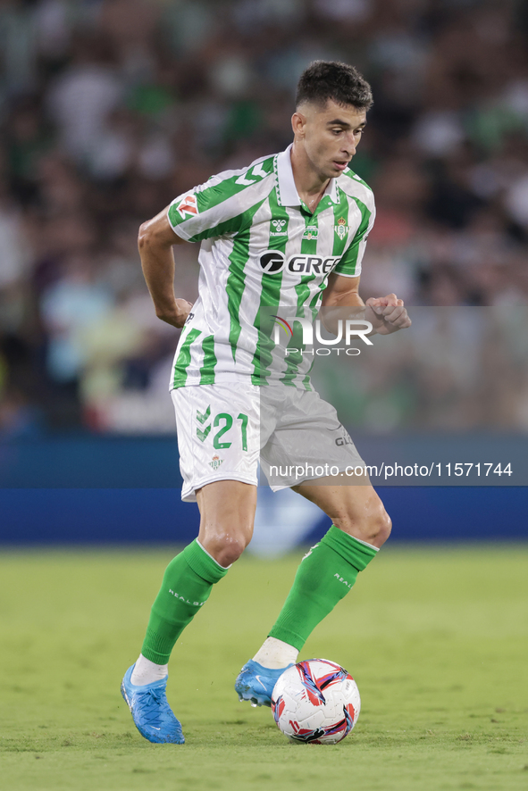 Marc Roca of Real Betis controls the ball during the La Liga EA Sports match between Real Betis and CD Leganes at Benito Villamarin in Sevil...