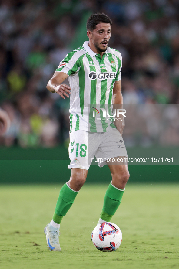 Pablo Fornals of Real Betis controls the ball during the La Liga EA Sports match between Real Betis and CD Leganes at Benito Villamarin in S...