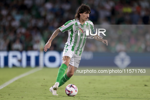 Hector Bellerin of Real Betis controls the ball during the La Liga EA Sports match between Real Betis and CD Leganes at Benito Villamarin in...