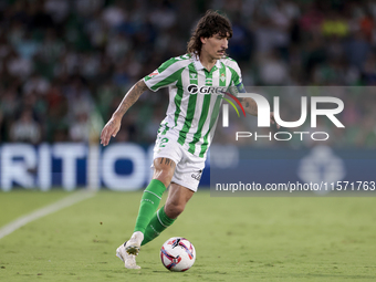 Hector Bellerin of Real Betis controls the ball during the La Liga EA Sports match between Real Betis and CD Leganes at Benito Villamarin in...