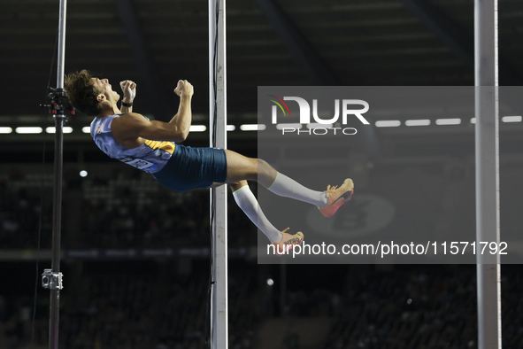 Armand Duplantis of Sweden reacts in the air while he competes in the Men's Pole Vault during the Wanda Diamond League 2024 final event, an...