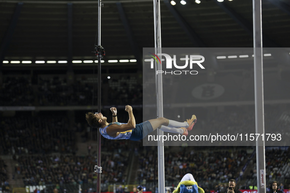 Armand Duplantis of Sweden reacts in the air while he competes in the Men's Pole Vault during the Wanda Diamond League 2024 final event, an...