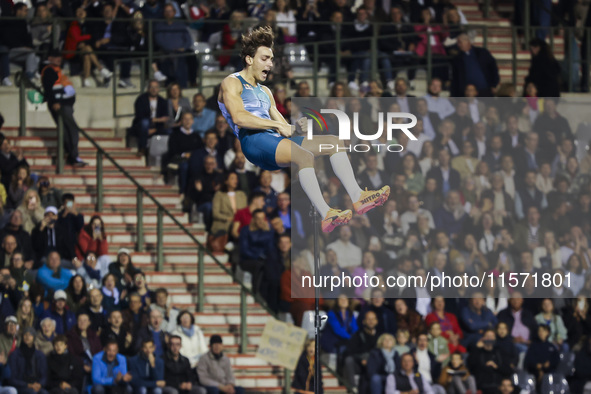 Armand Duplantis of Sweden reacts in the air while he competes in the Men's Pole Vault during the Wanda Diamond League 2024 final event, an...