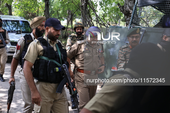 Indian security officials move towards an encounter site between militants and security forces in Check Kreeri Tapper in Baramulla, Jammu an...