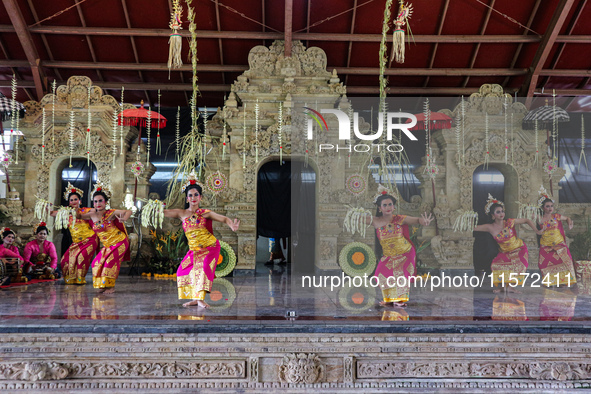 Pendet and Puspanjali dancers, accompanied by the Gong Kebyar art, enlivened the Pujawali ceremonies at the Parahyangan Agung Jagatkartta Te...