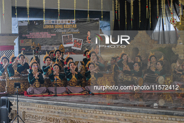 Pendet and Puspanjali dancers, accompanied by the Gong Kebyar art, enlivened the Pujawali ceremonies at the Parahyangan Agung Jagatkartta Te...