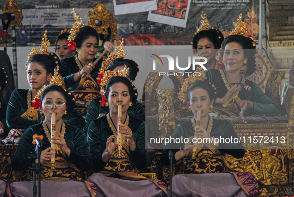 Pendet and Puspanjali dancers, accompanied by the Gong Kebyar art, enlivened the Pujawali ceremonies at the Parahyangan Agung Jagatkartta Te...