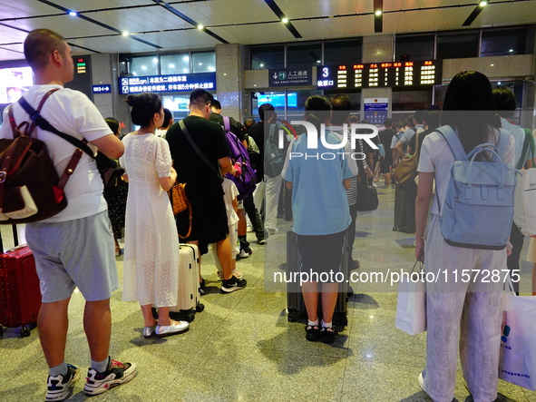 A large number of passengers prepare to travel at Yichang East Railway Station during the Mid-Autumn Festival holiday in Yichang, China, on...