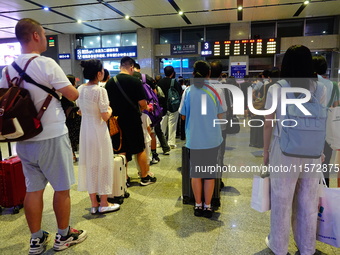 A large number of passengers prepare to travel at Yichang East Railway Station during the Mid-Autumn Festival holiday in Yichang, China, on...