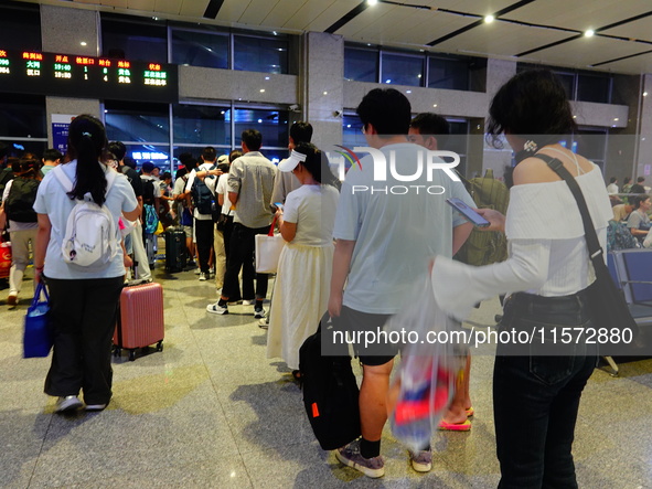 A large number of passengers prepare to travel at Yichang East Railway Station during the Mid-Autumn Festival holiday in Yichang, China, on...