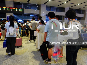 A large number of passengers prepare to travel at Yichang East Railway Station during the Mid-Autumn Festival holiday in Yichang, China, on...