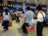 A large number of passengers prepare to travel at Yichang East Railway Station during the Mid-Autumn Festival holiday in Yichang, China, on...