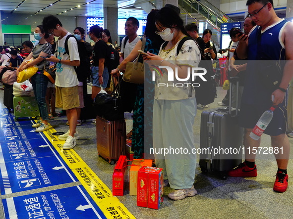 A large number of passengers prepare to travel at Yichang East Railway Station during the Mid-Autumn Festival holiday in Yichang, China, on...