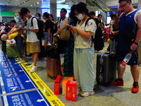 A large number of passengers prepare to travel at Yichang East Railway Station during the Mid-Autumn Festival holiday in Yichang, China, on...