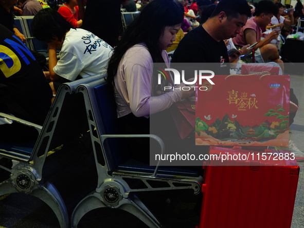 A large number of passengers prepare to travel at Yichang East Railway Station during the Mid-Autumn Festival holiday in Yichang, China, on...