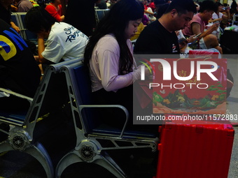 A large number of passengers prepare to travel at Yichang East Railway Station during the Mid-Autumn Festival holiday in Yichang, China, on...