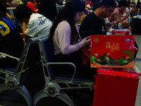 A large number of passengers prepare to travel at Yichang East Railway Station during the Mid-Autumn Festival holiday in Yichang, China, on...