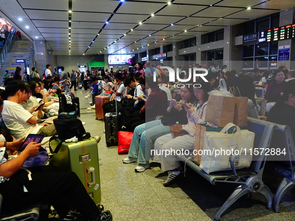 A large number of passengers prepare to travel at Yichang East Railway Station during the Mid-Autumn Festival holiday in Yichang, China, on...