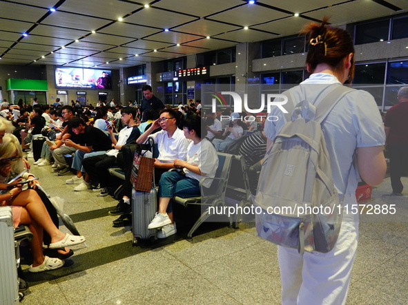 A large number of passengers prepare to travel at Yichang East Railway Station during the Mid-Autumn Festival holiday in Yichang, China, on...