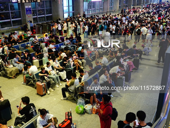 A large number of passengers prepare to travel at Yichang East Railway Station during the Mid-Autumn Festival holiday in Yichang, China, on...