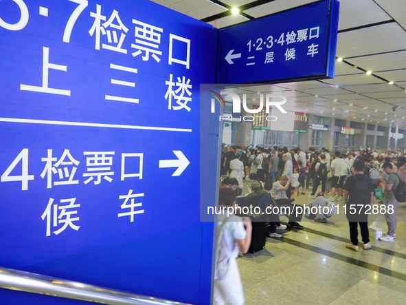 A large number of passengers prepare to travel at Yichang East Railway Station during the Mid-Autumn Festival holiday in Yichang, China, on...