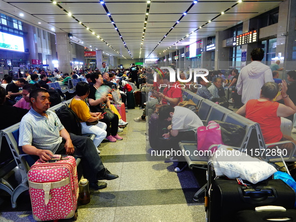 A large number of passengers prepare to travel at Yichang East Railway Station during the Mid-Autumn Festival holiday in Yichang, China, on...