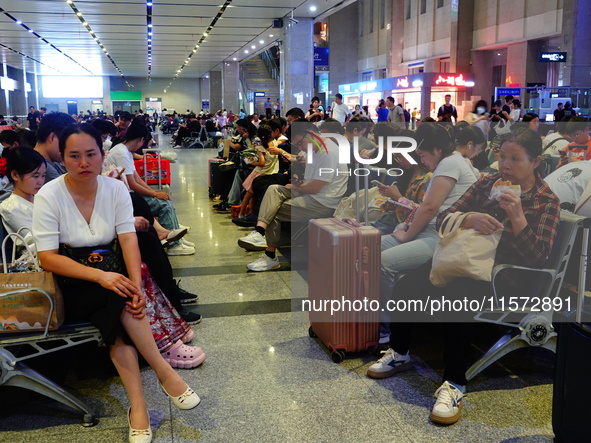 A large number of passengers prepare to travel at Yichang East Railway Station during the Mid-Autumn Festival holiday in Yichang, China, on...