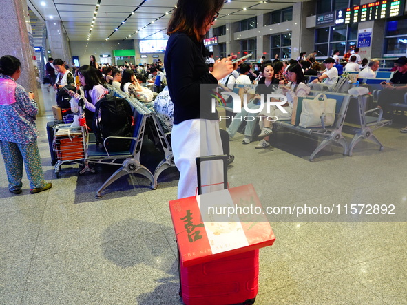 A large number of passengers prepare to travel at Yichang East Railway Station during the Mid-Autumn Festival holiday in Yichang, China, on...