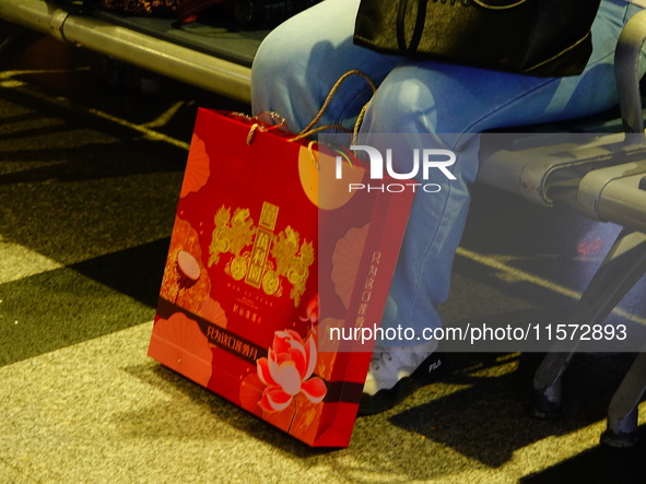 A large number of passengers prepare to travel at Yichang East Railway Station during the Mid-Autumn Festival holiday in Yichang, China, on...