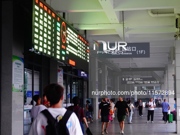 A large number of passengers prepare to travel at Yichang East Railway Station during the Mid-Autumn Festival holiday in Yichang, China, on...