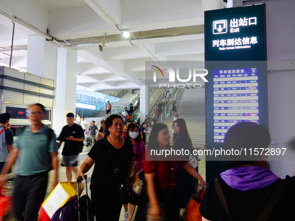 A large number of passengers prepare to travel at Yichang East Railway Station during the Mid-Autumn Festival holiday in Yichang, China, on...