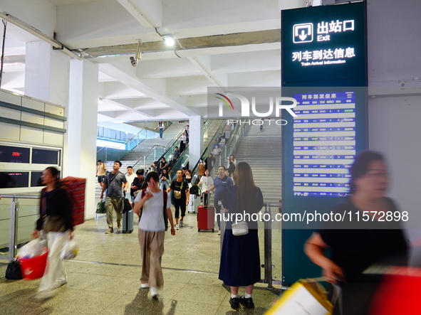 A large number of passengers prepare to travel at Yichang East Railway Station during the Mid-Autumn Festival holiday in Yichang, China, on...