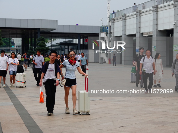 A large number of passengers prepare to travel at Yichang East Railway Station during the Mid-Autumn Festival holiday in Yichang, China, on...