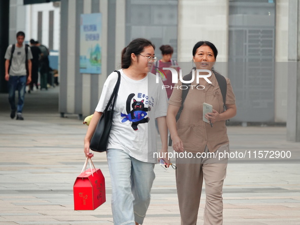 A large number of passengers prepare to travel at Yichang East Railway Station during the Mid-Autumn Festival holiday in Yichang, China, on...