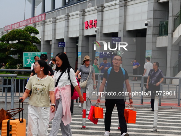 A large number of passengers prepare to travel at Yichang East Railway Station during the Mid-Autumn Festival holiday in Yichang, China, on...