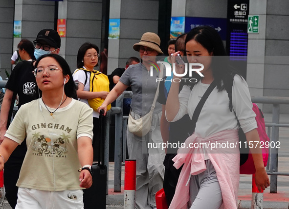 A large number of passengers prepare to travel at Yichang East Railway Station during the Mid-Autumn Festival holiday in Yichang, China, on...