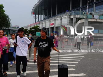 A large number of passengers prepare to travel at Yichang East Railway Station during the Mid-Autumn Festival holiday in Yichang, China, on...