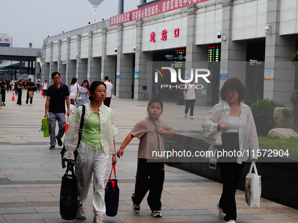 A large number of passengers prepare to travel at Yichang East Railway Station during the Mid-Autumn Festival holiday in Yichang, China, on...