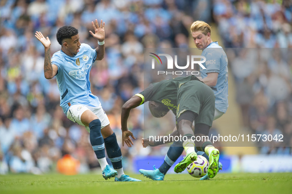 Kevin De Bruyne #17 of Manchester City F.C. tackles the opponent during the Premier League match between Manchester City and Brentford at th...