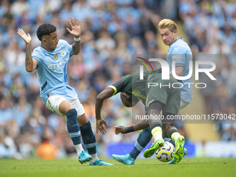 Kevin De Bruyne #17 of Manchester City F.C. tackles the opponent during the Premier League match between Manchester City and Brentford at th...