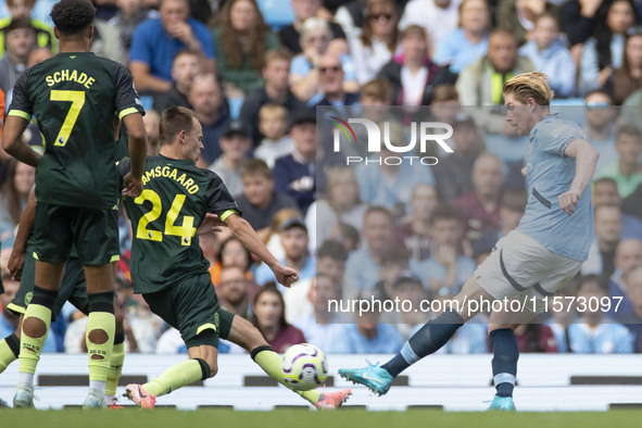 Kevin De Bruyne #17 of Manchester City F.C. takes a shot at goal during the Premier League match between Manchester City and Brentford at th...