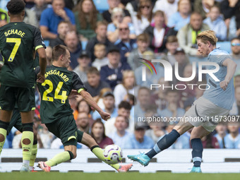 Kevin De Bruyne #17 of Manchester City F.C. takes a shot at goal during the Premier League match between Manchester City and Brentford at th...