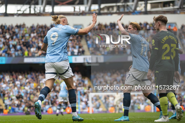 Erling Haaland #9 of Manchester City F.C. celebrates his goal with Kevin De Bruyne #17 of Manchester City F.C. during the Premier League mat...