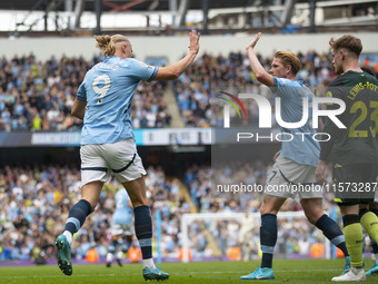 Erling Haaland #9 of Manchester City F.C. celebrates his goal with Kevin De Bruyne #17 of Manchester City F.C. during the Premier League mat...