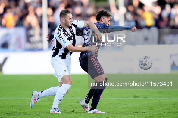 Sebastiano Esposito of Empoli FC and Teun Koopmeiners of Juventus FC compete for the ball during the Serie A Enilive match between Empoli FC...