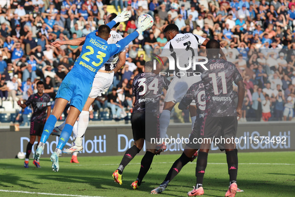 Devis Vasquez of Empoli FC and Silva Nascimento Bremer of Juventus FC battle for the ball during the Serie A match between Empoli FC and Juv...