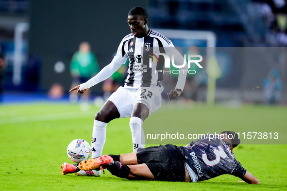 Timothy Weah of Juventus FC and Giuseppe Pezzella of Empoli FC compete for the ball during the Serie A Enilive match between Empoli FC and J...