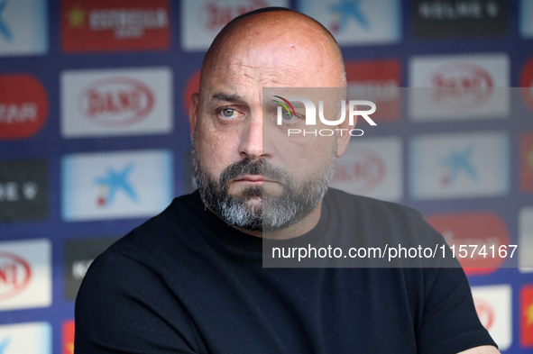 Manolo Gonzalez coaches during the match between RCD Espanyol and Deportivo Alaves, corresponding to week 5 of LaLiga EA Sports, at the RCDE...