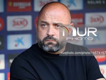 Manolo Gonzalez coaches during the match between RCD Espanyol and Deportivo Alaves, corresponding to week 5 of LaLiga EA Sports, at the RCDE...